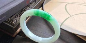 綠瑪瑙和真翡翠區(qū)別是什么 哪一個更好