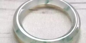 翡翠手镯飘花和飘色 有什么特点哪个好呢