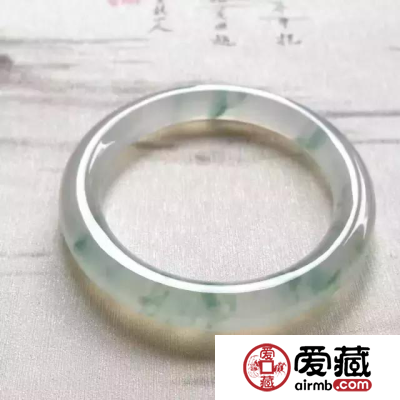 翡翠手镯飘花和飘色 有什么特点哪个好呢