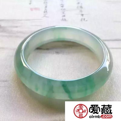 翡翠手镯飘花和飘色 有什么特点哪个好呢