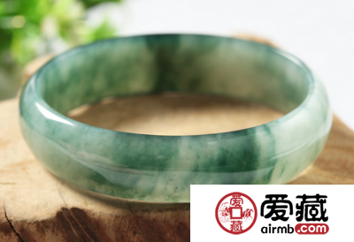 贵妃翡翠手镯价格 贵妃翡翠手镯市场价多少钱