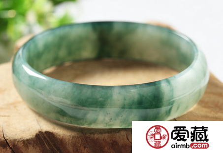 贵妃翡翠手镯价格 贵妃翡翠手镯市场价多少钱