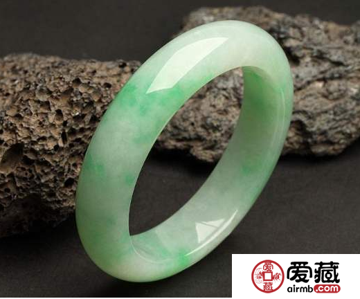 冰糯种翡翠手镯一般价格 现在市场价是多少