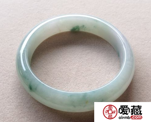 干白种翡翠手镯的价格 大概多少钱一个