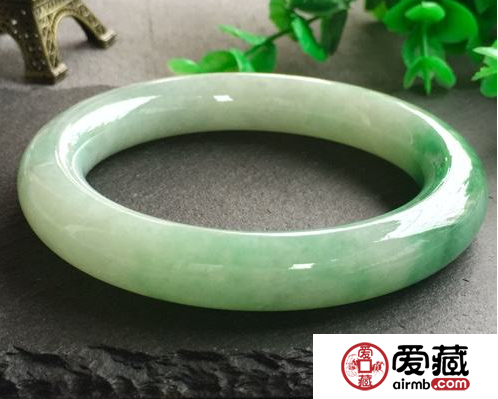 干白种翡翠手镯的价格 大概多少钱一个