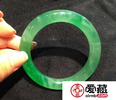 满绿翡翠手镯购买 满绿翡翠手镯选购方法