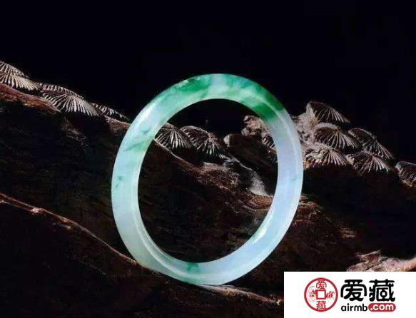 翡翠的种水和颜色哪个价值更高 选种水还是色