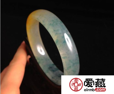 翡翠手镯和翡翠吊坠怎么选 哪个更好