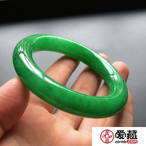 怎樣挑選翡翠手鐲 根據(jù)年齡段來選