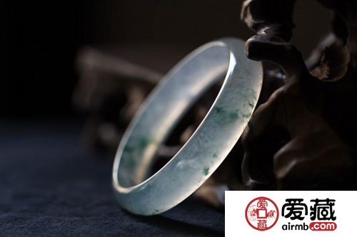 怎樣挑選翡翠手鐲 根據(jù)年齡段來選