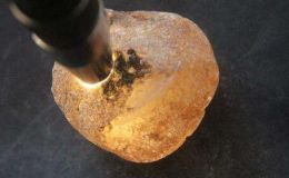 无色玻璃种翡翠原石鉴定方法介绍