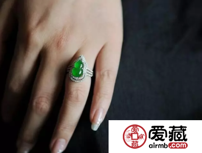 翡翠戒指戴哪个手 翡翠戒指的佩戴有讲究
