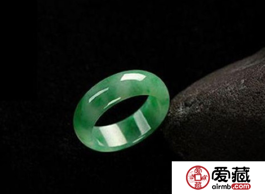  真翡翠和绿玛瑙的本质区别是什么