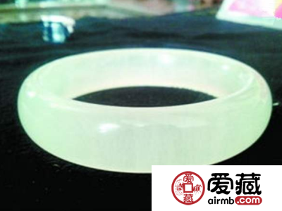 玻璃手镯和玉手镯的区别是什么