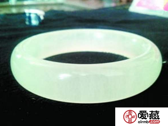 玻璃手鐲和玉手鐲的區(qū)別是什么