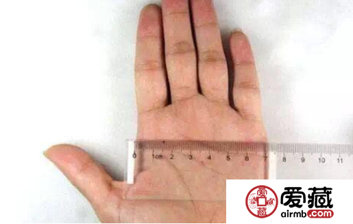 翡翠手镯带多大的合适 翡翠手镯多紧合适