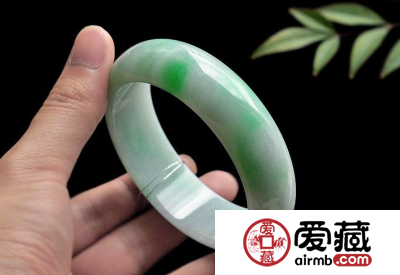 翡翠手镯带多大的合适 翡翠手镯多紧合适