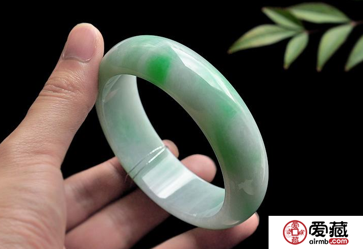 翡翠手镯带多大的合适 翡翠手镯多紧合适