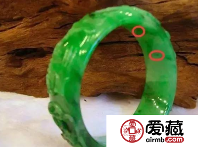 翡翠镯子上有黑点是怎么回事 是不是假的