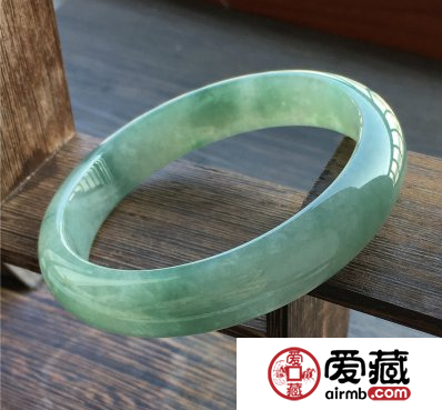 1万价位的翡翠手镯图片 几款1万价位的翡翠手镯