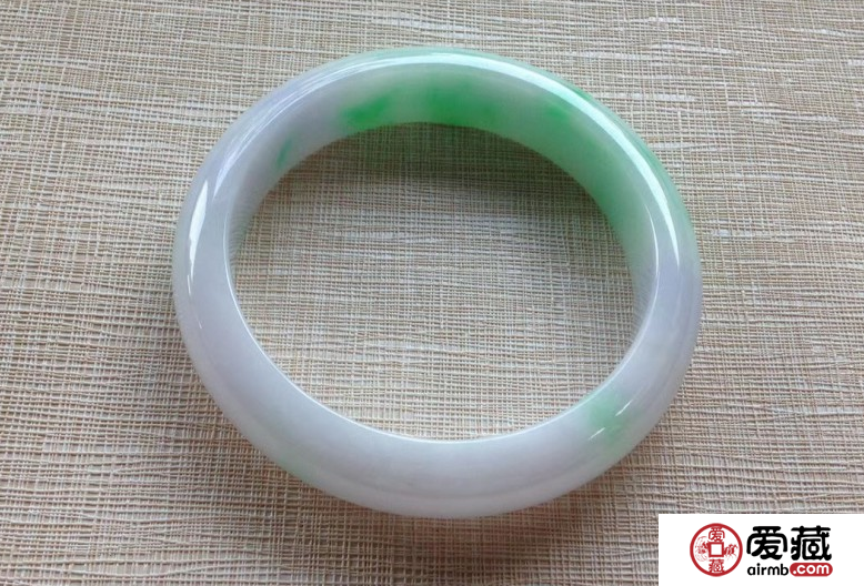 2萬元的白底青翡翠手鐲 白底青翡翠手鐲貴嗎