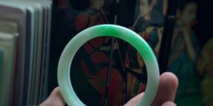 2万元的白底青翡翠手镯 白底青翡翠手镯贵吗