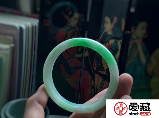 2萬元的白底青翡翠手鐲 白底青翡翠手鐲貴嗎