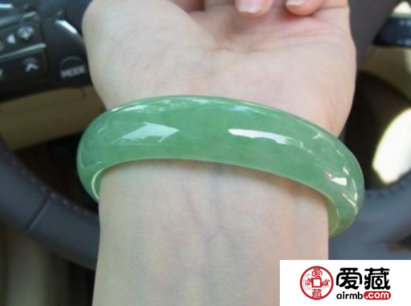 玉手镯有裂纹还能戴吗 有裂纹会不吉利吗