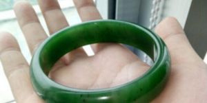 和田玉碧玉手镯有黑点 为什么有些碧玉没有黑点