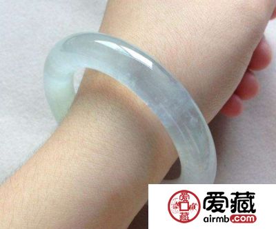 戴翡翠手镯有什么好处 辟邪和调节机能两大好处