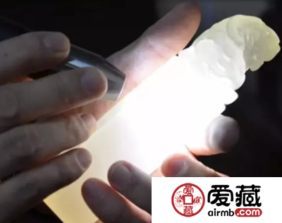 和田玉籽料棉絮打灯图 和田籽料打灯图片