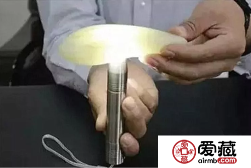 和田玉籽料棉絮打燈圖 和田籽料打燈圖片