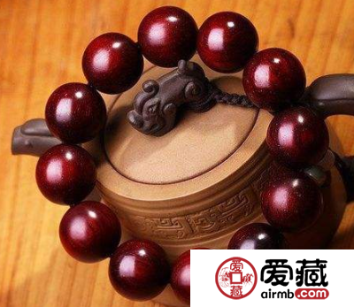 佩戴紫檀手串有什么好处？了解紫檀手串的功效与作用