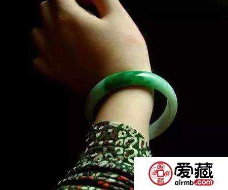 金鐲和玉鐲一起帶圖片 金鐲和玉鐲一起怎么戴