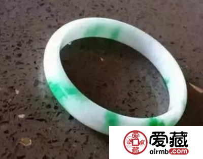 马牙种翡翠手镯价格 一般是多少钱