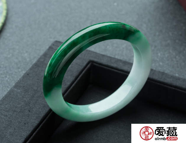 翡翠手鐲選購(gòu) 翡翠手鐲選購(gòu)要做到“四看”
