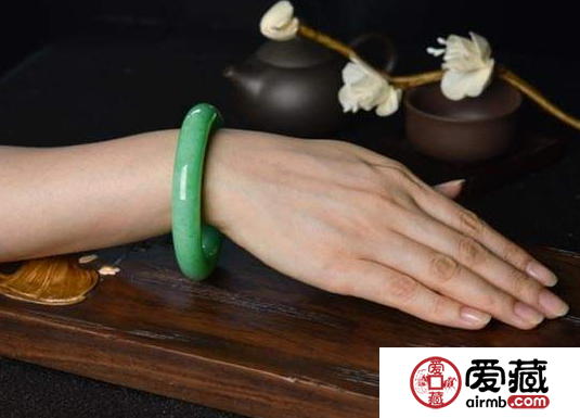 玉手鐲戴哪只手吉利 玉手鐲戴右手吉利嗎