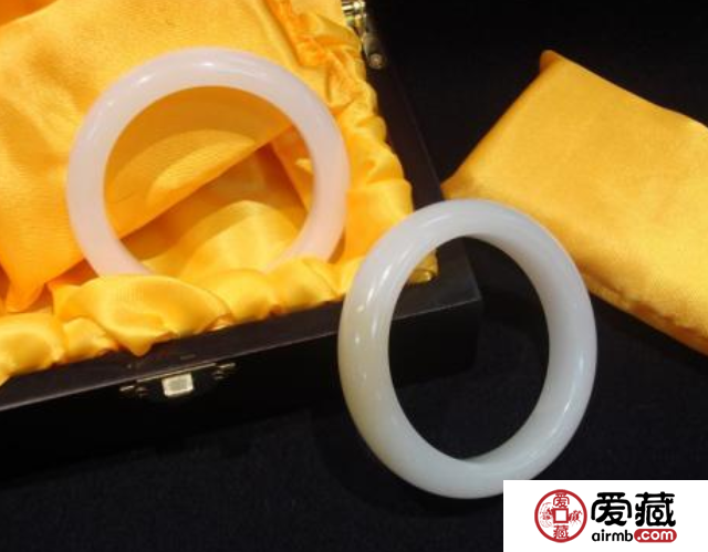 玉手鐲戴哪只手吉利 玉手鐲戴右手吉利嗎