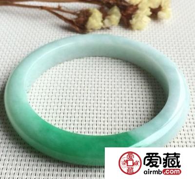 白底青翡翠手镯图片 白底青翡翠手镯价格及图片欣赏