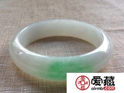 白底青翡翠手镯图片 白底青翡翠手镯价格及图片欣赏