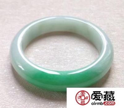 白底青翡翠手镯图片 白底青翡翠手镯价格及图片欣赏