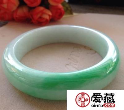 白底青翡翠手镯图片 白底青翡翠手镯价格及图片欣赏