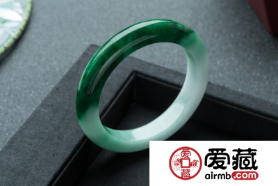 翡翠玉镯价格及图片 翡翠玉镯一般多少钱