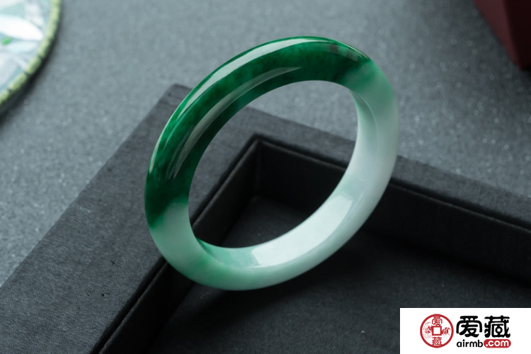 翡翠玉镯价格及图片 翡翠玉镯一般多少钱