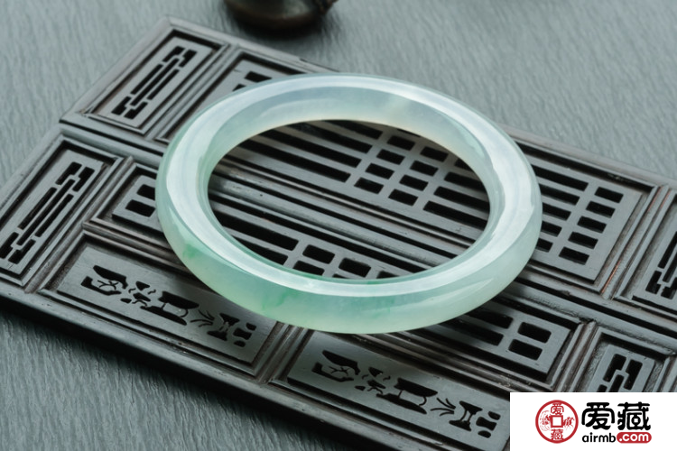 翡翠玉镯价格及图片 翡翠玉镯一般多少钱