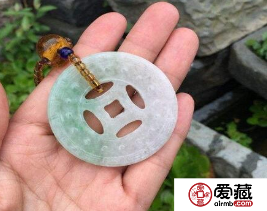翡翠铜钱的寓意是什么 翡翠铜钱适合佩戴吗