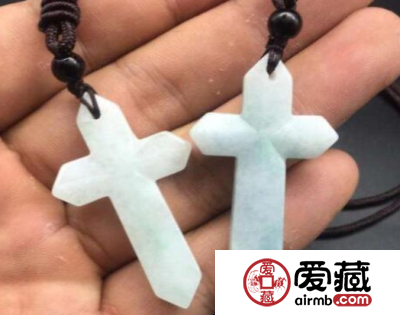 十字架翡翠吊坠有什么寓意 戴十字架翡翠吊坠好吗