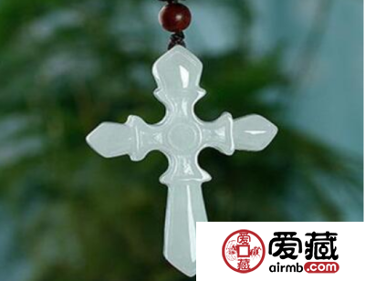 十字架翡翠吊坠有什么寓意 戴十字架翡翠吊坠好吗