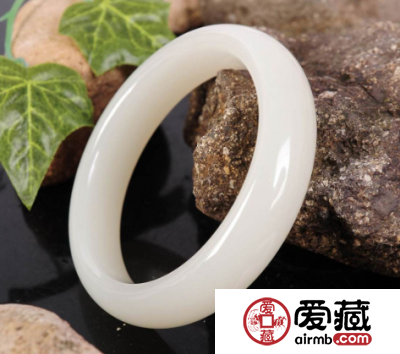 翡翠手镯好还是玉手镯好呢