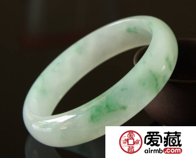 翡翠手镯好还是玉手镯好呢